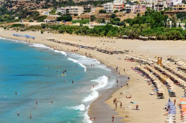 Sandy beach ve lagün Sitia town, Yunanistan Crete ada, masmavi su ile.