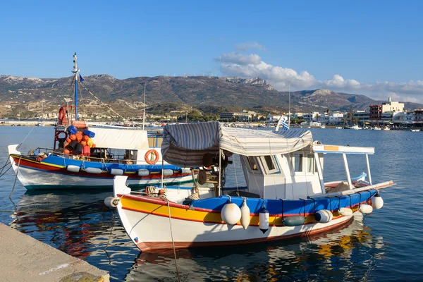 Традиционные греческие рыболовные лодки возле города Сития на острове Крит — стоковое фото
