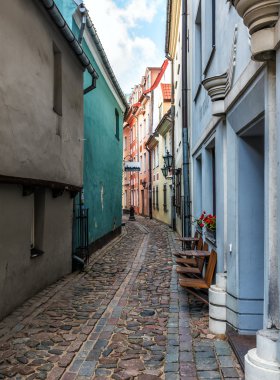 Riga, Letonya eski Ortaçağ taş dar sokak.