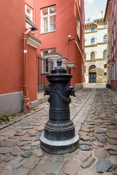 Traditional narrow street in old town of Riga city, Latvia — Stock Photo, Image