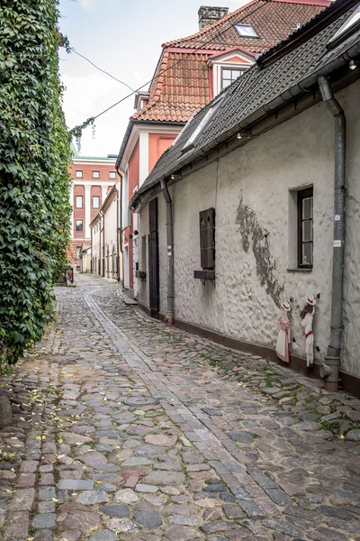 Narrow street of old town in Riga, Latvia — Stock Photo, Image