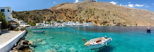 Маленькая моторная лодка в чистом заливе города Лутро на острове Крит, Греция — стоковое фото