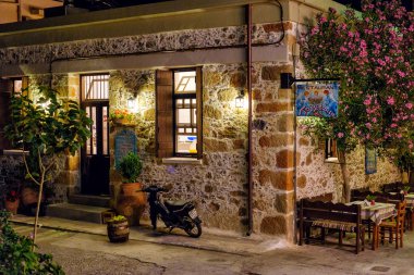 Geleneksel Yunan tavernası Crete adada Paleochora şehirdeki gece görünümü