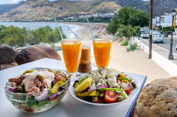Comida grega tradicional e suco de laranja — Fotografia de Stock