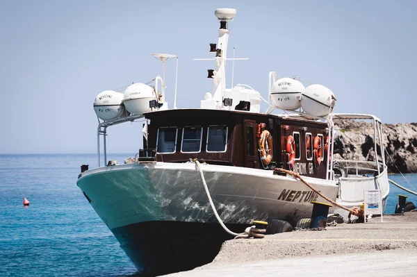 Pequeño barco de pasajeros estacionado cerca del muelle de la ciudad de Loutro en la isla de Creta . — Foto de Stock