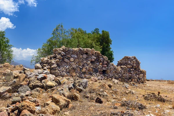 ギリシャ クレタ島チョーラ Sfakion 町で古代の古い遺跡の壁します。 — ストック写真