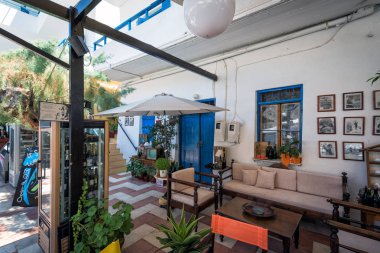  Girit Adası, Yunanistan Loutro kasabasında geleneksel Yunan evi iç bahçesinde