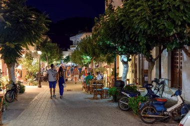 Yunanistan Crete adada Paleochora şehrin gece sokakta yürüyen insanlar