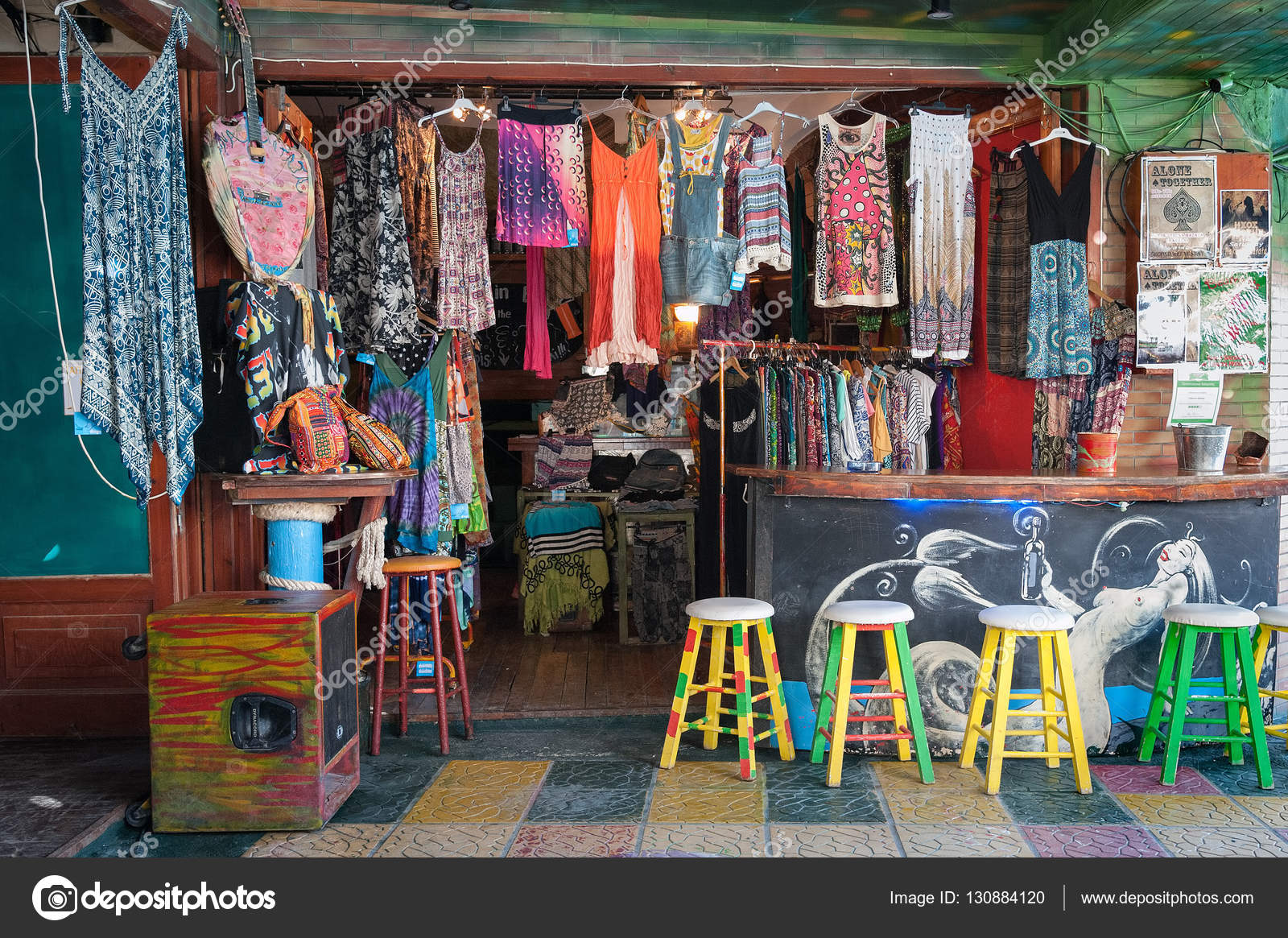 Tienda hippie tradicional multicolor en la ciudad de Matala en la