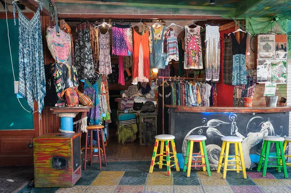 Matala kasaba Crete adada dükkanında geleneksel çok renkli hippi.