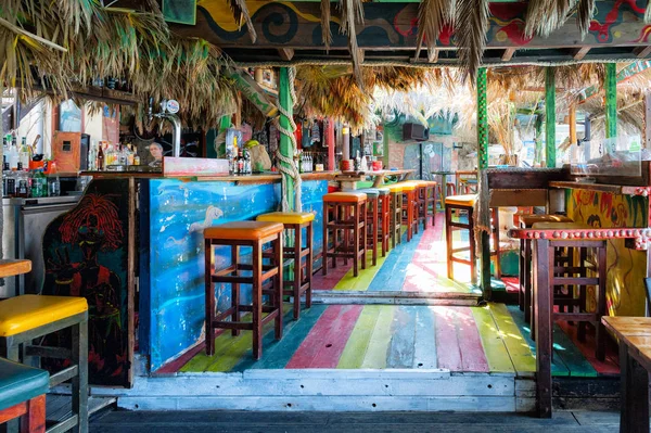 Bar hippie traditionnel au centre de la ville de Matala sur l'île de Crète — Photo