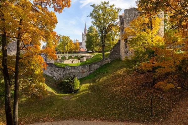 Parque de outono com ruínas antigas do castelo na cidade de Cesis, Letônia — Fotografia de Stock
