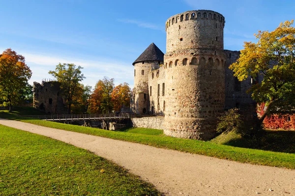 Ruínas do castelo velho em Cesis, Letónia — Fotografia de Stock