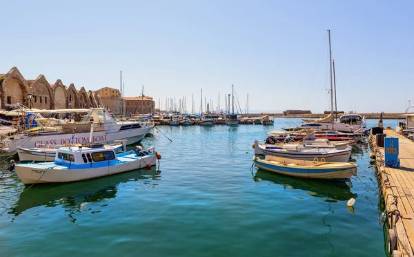 Alter Hafen von Chania-Stadt mit geparkten Yachten und Fischerbooten — Stockfoto