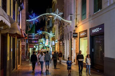 İnsanlar Noel gece sokaklarında Santa Cruz şehir Tenerife adada, İspanya