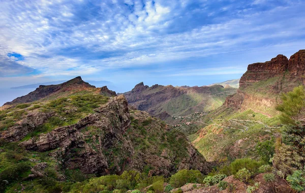 Zielony rocky valley Masca miasto na wyspie Teneryfa, Hiszpania — Zdjęcie stockowe