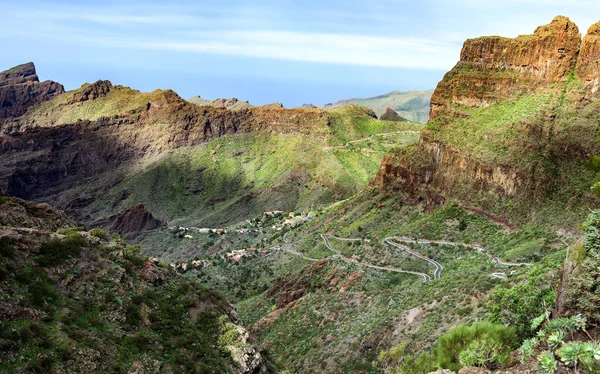 Zielony rocky valley Masca miasto na wyspie Teneryfa, Hiszpania — Zdjęcie stockowe