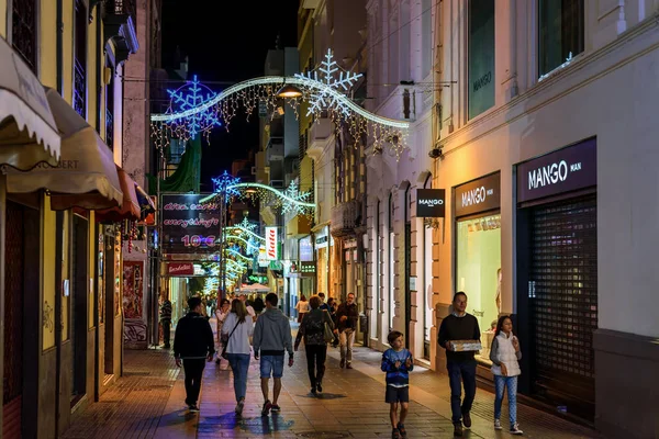 İnsanlar Noel gece sokaklarında Santa Cruz şehir Tenerife adada, İspanya