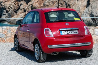Kırmızı Fiat 500 Street Chora Sfakion Town Crete adada park edilmiş kalır