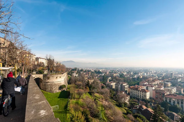 Bergamo kenti Kuzey İtalya'daki havadan panoramik görünümü