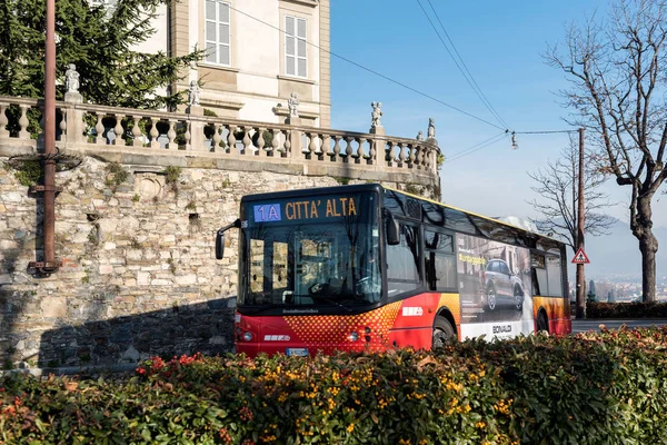 이탈리아 베 르 가모 마을의 올드 타운 치타 알 타로 이동 하는 시내 버스 — 스톡 사진