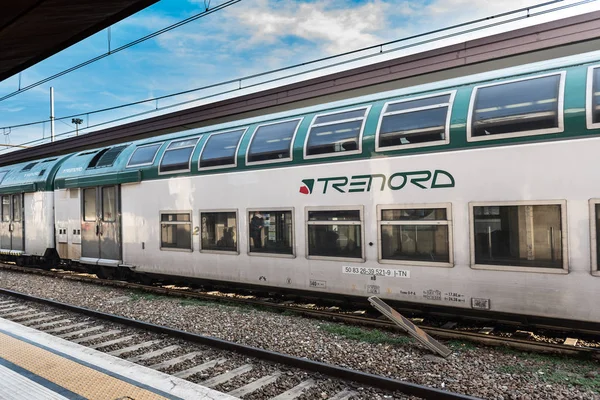 Tåg av lokala italienska företaget Trenord vid stationen i Bergamo stad. — Stockfoto