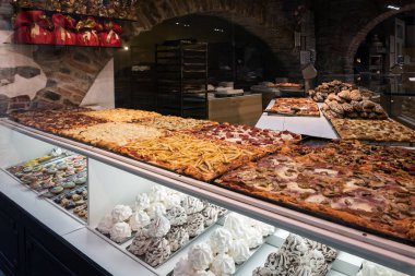 İç geleneksel İtalyan pizzacı şehirde Bergamo, İtalya