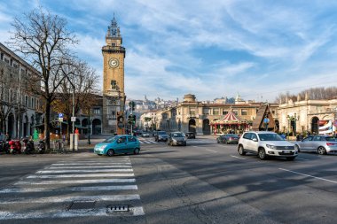: Merkezi sokak tam taşıma şehirde Bergamo, İtalya