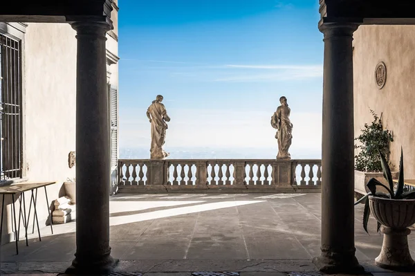 Antika heykeller ile dekore edilmiş eski vintage Teras 