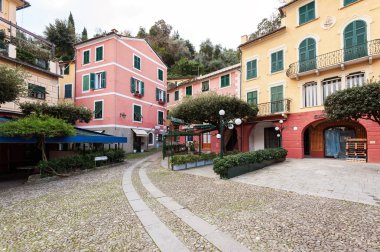Portofino şehir, Liguria, İtalya geleneksel İtalyan mimarisi ile sokak