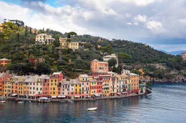 Havadan görünümü lagün Liguria, İtalya kasabada Portofino yakınındaki. Ünlü ve sanatsal ziyaretçiler ile pitoresk bir liman ile bir tatil tesisi.