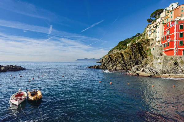 Smal boats at lagoon of Riomaggiore town in Cinque Terre Nationl park, Ital — Stock Photo, Image