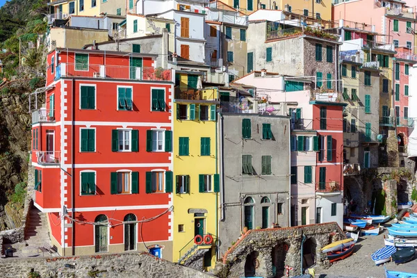 Architettura colorata di Riomaggiore nel Parco Nazionale delle Cinque Terre, Liguria, Italia — Foto Stock