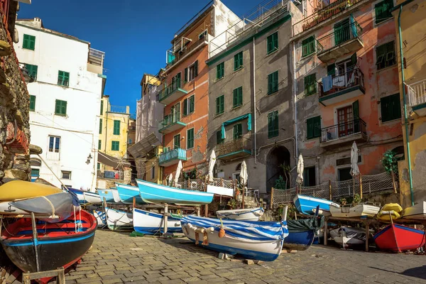 Barche a vela colorate sulla costa della città di Riomaggiore nel Parco Nazionale delle Cinque Terre — Foto Stock