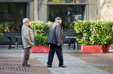 Bergamo kentindeki İtalya Caddesi'nde yürüyen iki yaşlılar