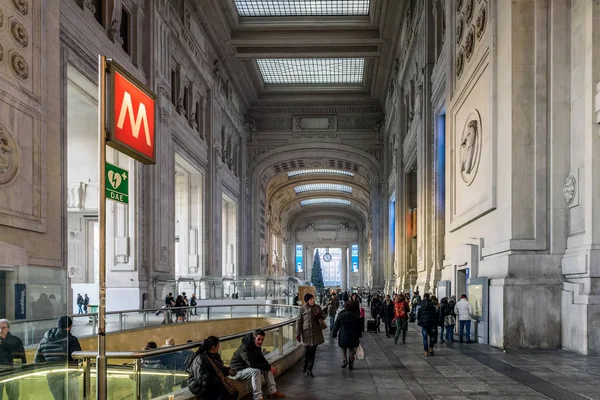 Binnenaanzicht van Milaan Centraalstation. — Stockfoto