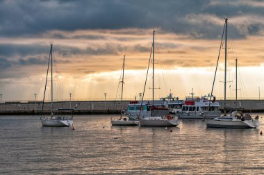  Santa Margherita Ligure şehir, İtalya günbatımı üzerinde liman yelken ile yatlar