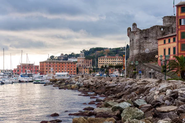 Port avec de vieilles ruines de forteresse à Santa Margherita Ligure ville, Italie — Photo