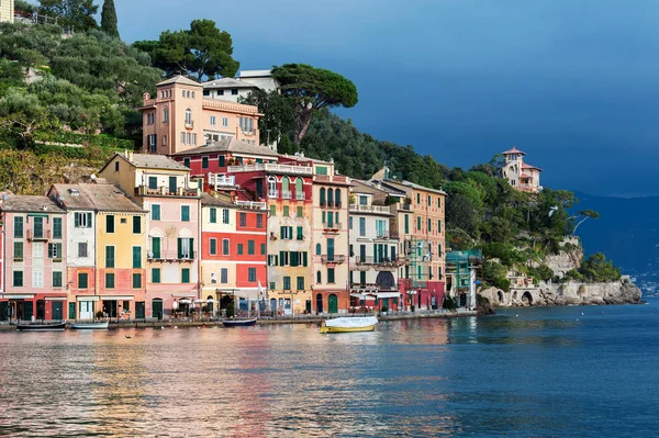 Fırtınalı gökyüzü ve deniz Portofino bay kasabasında küçük tekneler. Portofino İtalya Liguria İlçesi'nde bir küçük bir balıkçı kasabasıdır.