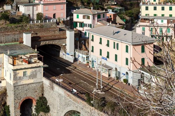 Petite gare régionale, située entre les montagnes, dans la ville de Riomaggiore dans le parc national des Cinque Terre, Italie — Photo