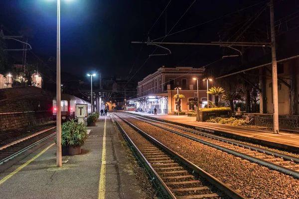 : Pequeña estación de tren en la ciudad de Santa Margherita-Ligure, Italia — Foto de Stock