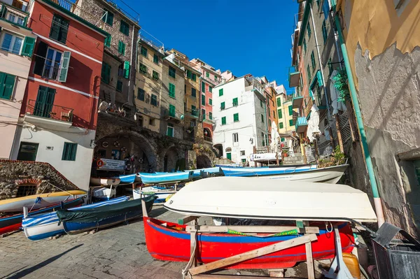 Villaggio di Riomaggiore paese con case di colore e barche ormeggiate. Riomaggiore è una popolare cittadina del Parco Nazionale delle Cinque Terre in Italia . — Foto Stock