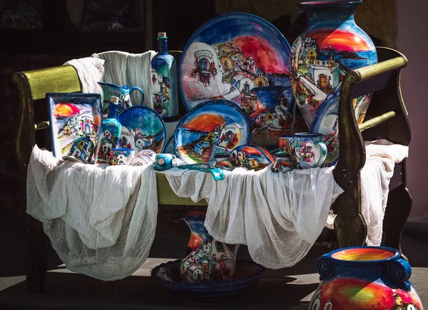 Traditionele keramische souvenirs in Oia stad van Santorini eiland, Griekenland — Stockfoto