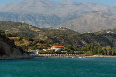 Üzerinde şehir, Aghia Galini adada Crete, Yunanistan görüntüleyin. Aghia Galini Crete adanın güney kesiminde bir küçük güzel balıkçı yeridir.