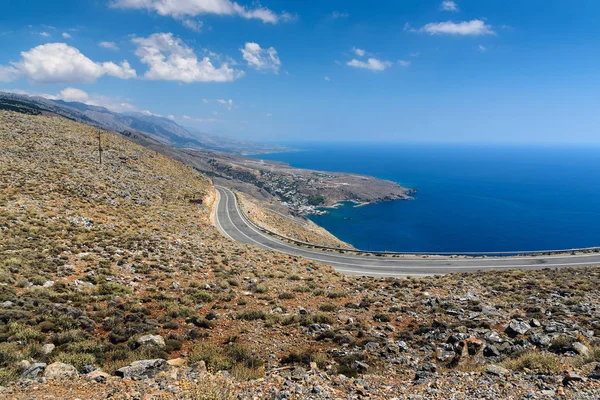 Serpenteante camino a Aradena quebrada cerca de la ciudad de Sfakia en la isla de Creta, Grecia — Foto de Stock