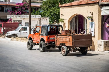  Jeep araba Street Paleochora şehrin küçük kargo römork ile