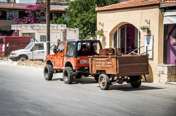 Jeep araba Street Paleochora şehrin küçük kargo römork ile