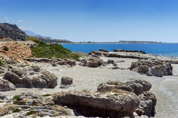 Skalnaté pobřeží s tyrkysovou lagunou u města Paleochora na ostrově Kréta, Řecko — Stock fotografie