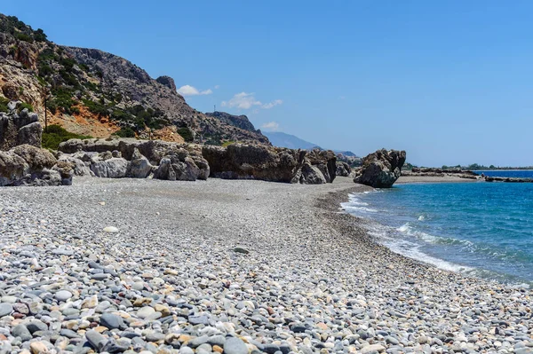 ターコイズ ブルーのラグーン、ギリシャのクレタ島でパレオホーラの町の近くで岩の多い海岸線 — ストック写真