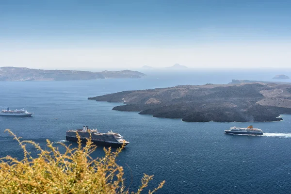 Santorini lagün üzerinde havadan görünümü ile volkan ada ada ve yolcu gemilerine çevresinde